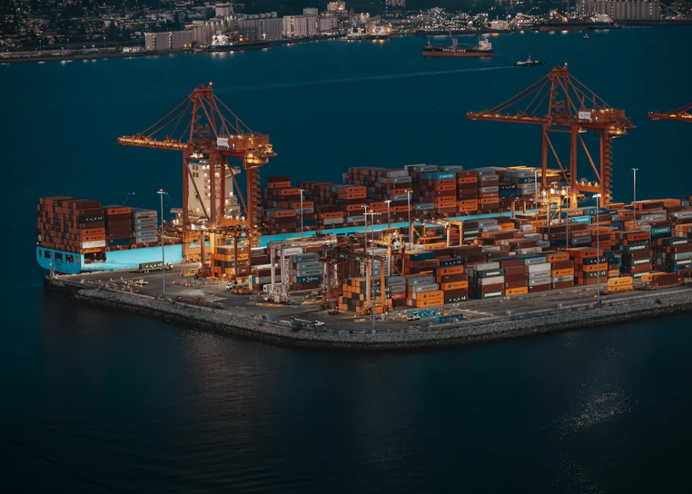 Tàu container tại cảng biển