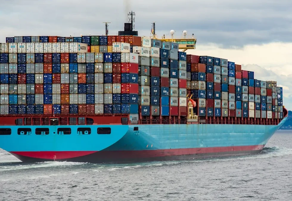 Tàu container trên biển