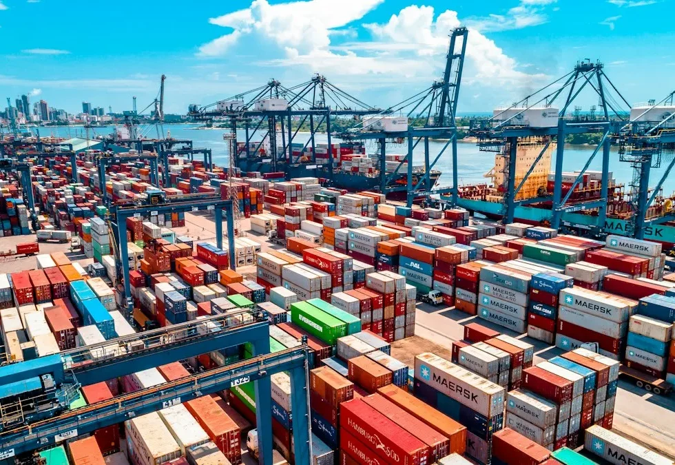 Container hàng hóa tại cảng biển